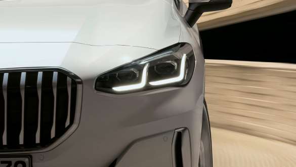 BMW Serija 2 Active Tourer sa LED farovima U06 2021 prednji bliži prikaz BMW Serija 2 Active Tourer sa LED farovima U06 2021 Mineral bela metalik boja prednji bliži prikaz