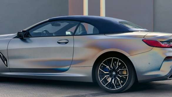 BMW Individual mekani krov Marine plave boje BMW Serije 8 Cabrio G14 LCI Facelift 2022 BMW Individual Frozen Pure sive metalik boje BMW M850i xDrive tročetvrtinski zadnji prikaz