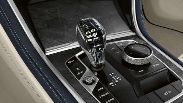 'CraftedClarity' stakleni delovi BMW Serije 8 Cabrio G14 LCI Facelift 2022 bliži prikaz centralne konzole