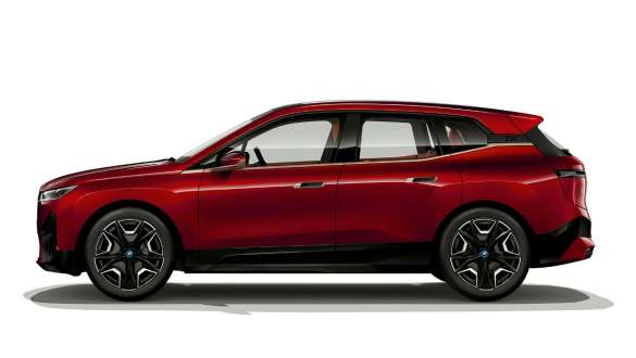 BMW iX električni SUV Aventurin crvene boje i20 bočni prikaz