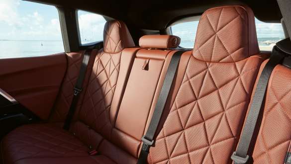 BMW iX i20 električni SUV dizajn enterijera Suite Castanea stražnji prikaz