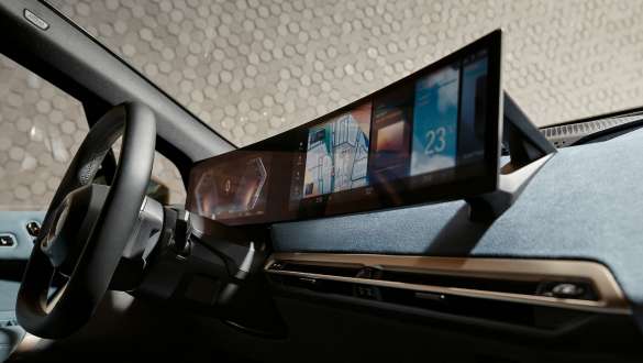 BMW iX i20 električni SUV BMW zakrivljen ekran u enterijeru