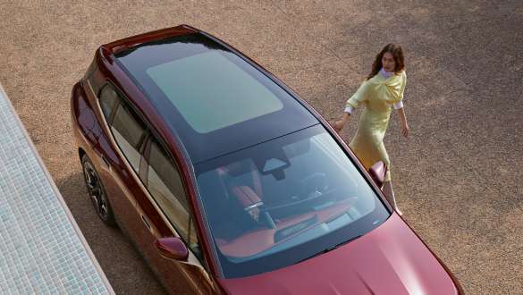 BMW iX i20 električni SUV panoramski stakleni krov iz enterijera