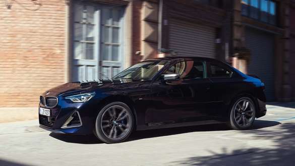 Tročetvrtinski bočni prikaz BMW M240i xDrive Coupé G42 2021 Streptronic Sport sistem prenosa BMW M240i xDrive Coupe G42 2021 Black Sapphire metalik boja tročetvrtinski bočni prikaz Streptronic Sport sistem prenosa