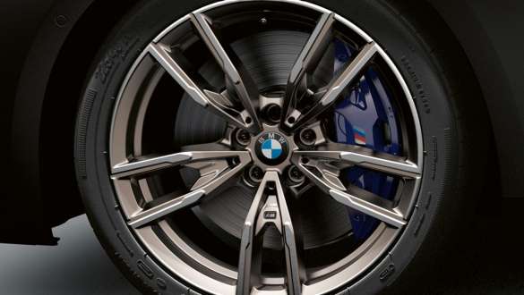 M Sport kočnice tamne plave metalik boje BMW M440i xDrive Coupe G42 2021 BMW M440i xDrive Coupe G42 2021 M Sport kočnice tamne plave metalik boje bliži prikaz