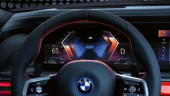 M Sport Boost BMW M760e xDrive Sedan G70 M volan i BMW zakrivljeni ekran BMW M760e xDrive Sedan G70 izbliza