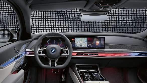 Kabina BMW M760e xDrive Sedan G70 Kabina sa M volanom, BMW zakrivljenim ekranom i Interaction Bar (trakom za interakciju) BMW M760e xDrive Sedan G70