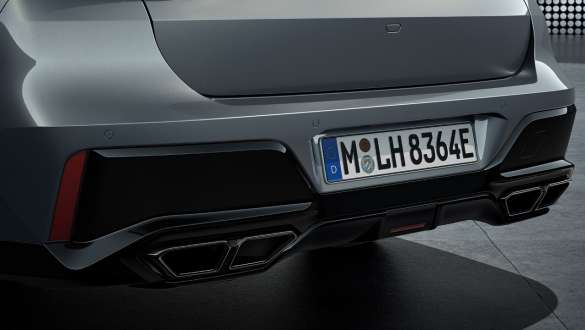 Dizajn zadnjeg dela vozila s izduvnim sistemom BMW M760e xDrive Sedan G70 Pogled otpozadi sa izduvnim sistemom s 4 cevi BMW M760e xDrive Sedan G70 BMW Individual dvonijansna Black Sapphire metalik boja karoserije BMW Individual Dravite siva metalik boja krupni plan