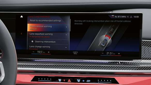 Driving Assistant Professional BMW M760e xDrive Sedan G70 Driving Assistant Professional BMW M760e xDrive Sedan G70 BMW Zakrivljeni ekran