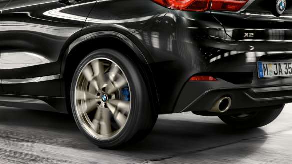 BMW xDrive BMW X2 M35i (F39) BMW xDrive BMW X2 M35i (F39) u Sapphire crnoj metalik boji zadnji prikaz izbliza