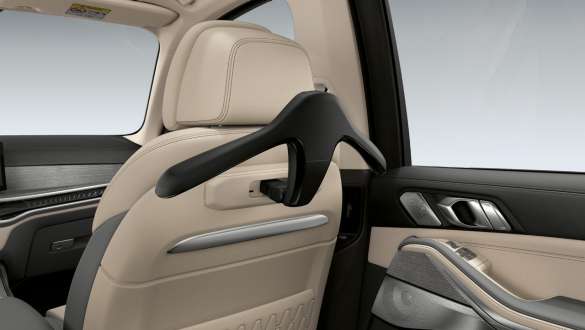 BMW vešalica za odeću za Travel & Comfort sistem BMW X7 G07 LCI bliži prikaz BMW vešalica za odeću za Travel & Comfort sistem BMW X7 G07 LCI