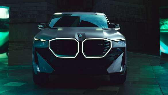 BMW Concept XM (G09) prednji prikaz parkiranog vozila BMW Concept XM (G09) prednji prikaz parkiranog vozila