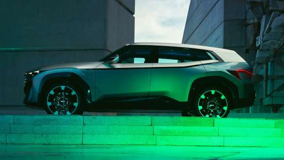 BMW Concept XM (G09) bočni prikaz parkiranog vozila BMW Concept XM (G09) bočni prikaz parkiranog vozila
