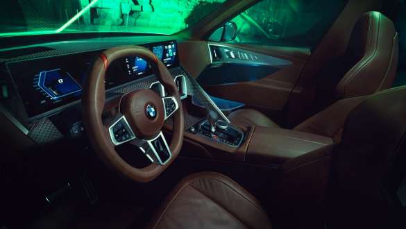 BMW Concept XM (G09) kabina bočni prikaz putnik izbliza centralna konzola BMW Concept XM (G09) kabina bočni prikaz putnik izbliza centralna konzola