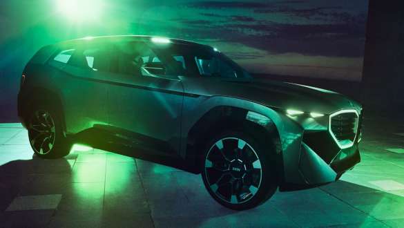 BMW Concept XM (G09) tročetvrtinski bočni prikaz vozila u pokretu BMW Concept XM (G09) tročetvrtinski bočni prikaz vozila u pokretu