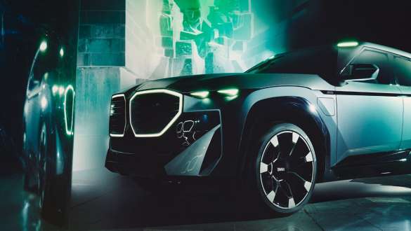 BMW Concept XM (G09) prednji prikaz vozila tokom vožnje BMW Concept XM (G09) prednji prikaz vozila tokom vožnje