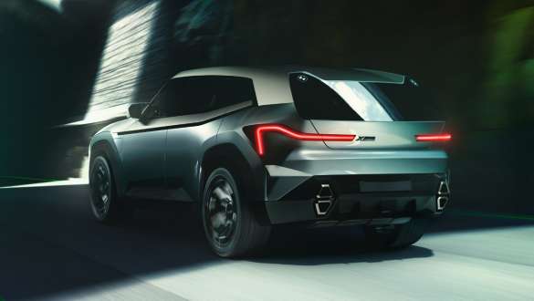 BMW Concept XM (G09) tročetvrtinski zadnji prikaz vozila u pokretu BMW Concept XM (G09) tročetvrtinski zadnji prikaz vozila u pokretu
