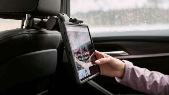 BMW univerzalni nosač za tablete s BMW sigurnosnom futrolom za Travel & Comfort sistem BMW dodaci za jesen i zimu BMW univerzalni nosač za tablete s BMW sigurnosnom futrolom za Travel & Comfort sistem