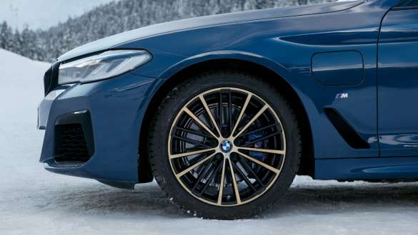 19-Inčni naplatci od lakih legura u obliku V-kraka 635 Dvobojne (Night Gold, visokog sjaja), komplet zimskih točkova BMW dodatna oprema za jesen i zimu 19-Inčni naplatci od lakih legura u obliku V-kraka 635 Dvobojne (Night Gold, visokog sjaja), komplet zimskih točkova.