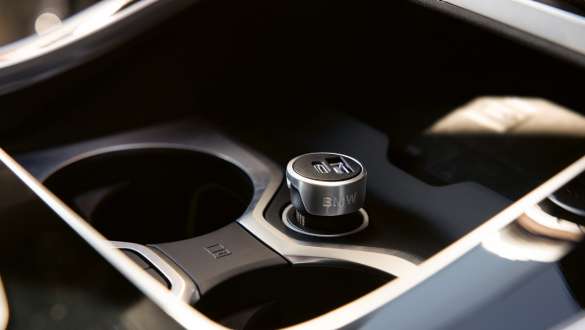 BMW dvostruki USB adapter za punjenje za tip A i C. BMW prolećna i letnja dodatna oprema BMW dvostruki USB adapter za punjenje za tip A i C.