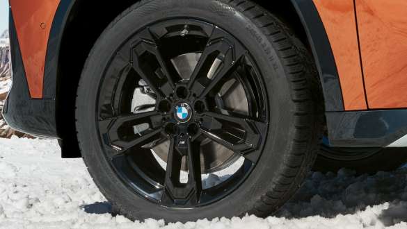 BMW dodatna oprema za jesen i zimu 17-Inčni točkovi od lakih legura u obliku V-kraka 618 Reflex srebrne boje, komplet zimskih točkova BMW dodatna oprema za jesen i zimu 17-Inčni točkovi od lakih legura u obliku V-kraka 618 Reflex srebrne boje, komplet zimskih točkova