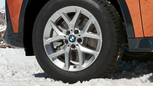 17-inčni BMW točak od lakih legura u stilu Y-kraka 896 u Refined srebrnoj boji BMW dodatna oprema za jesen i zimu 17-inčni BMW točak od lakih legura u stilu Y-kraka 896 u Refined srebrnoj boji