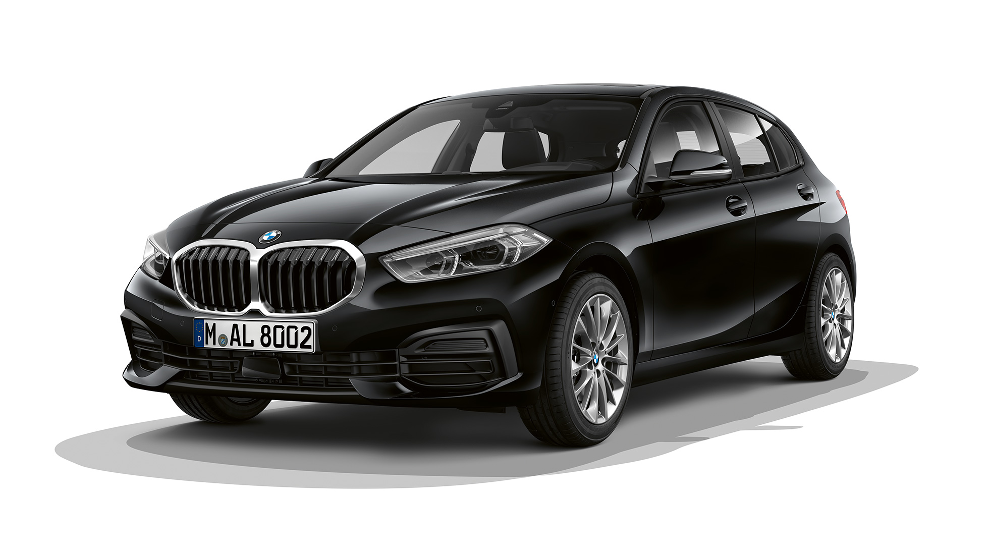 BMW serije 1 Model Advantage, tročetvrtinski pogled spreda. BMW serije 1 Model Advantage u crnoj boji, studijski snimak tročetvrtinski spreda.
