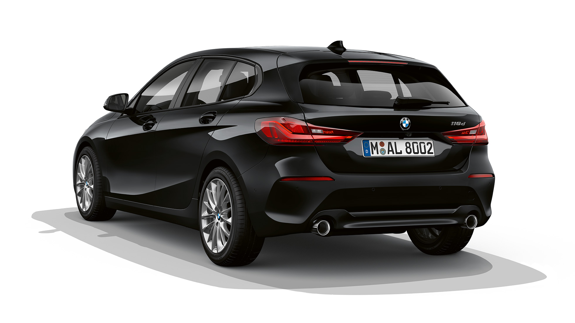BMW serije 1 Model Advantage, točetvrtinski pogled spreda. BMW serije 1 Model Advantage u crnoj boji, studijski snimak tročetvrtinski otpozadi.