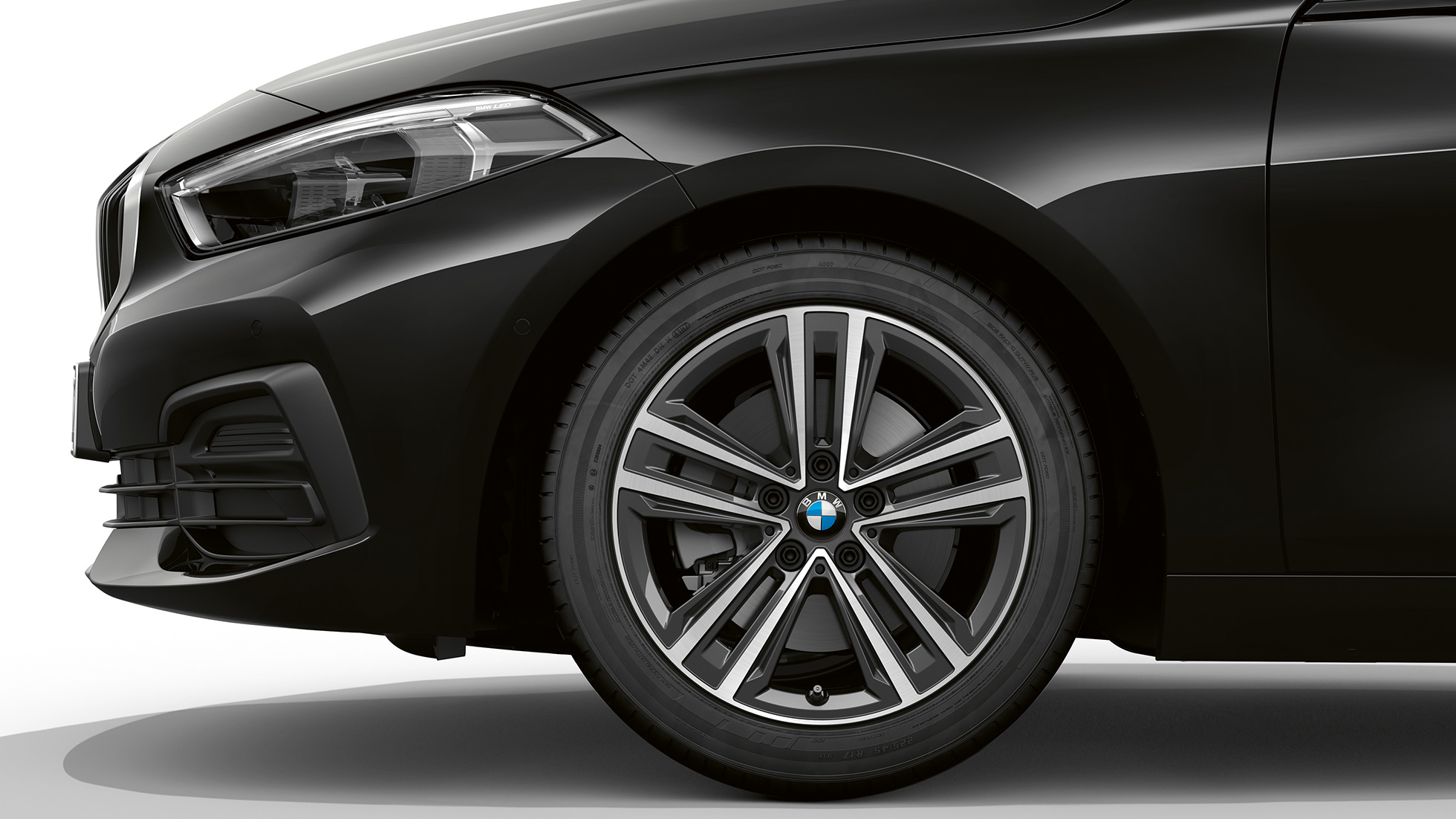 16" aluminijumski točak u Star-spoke 517 stilu. BMW serije 1 Model Advantage u crnoj boji, bočni pogled spreda sa 16" aluminijumskim točkom u Star-spoke 517 stilu.