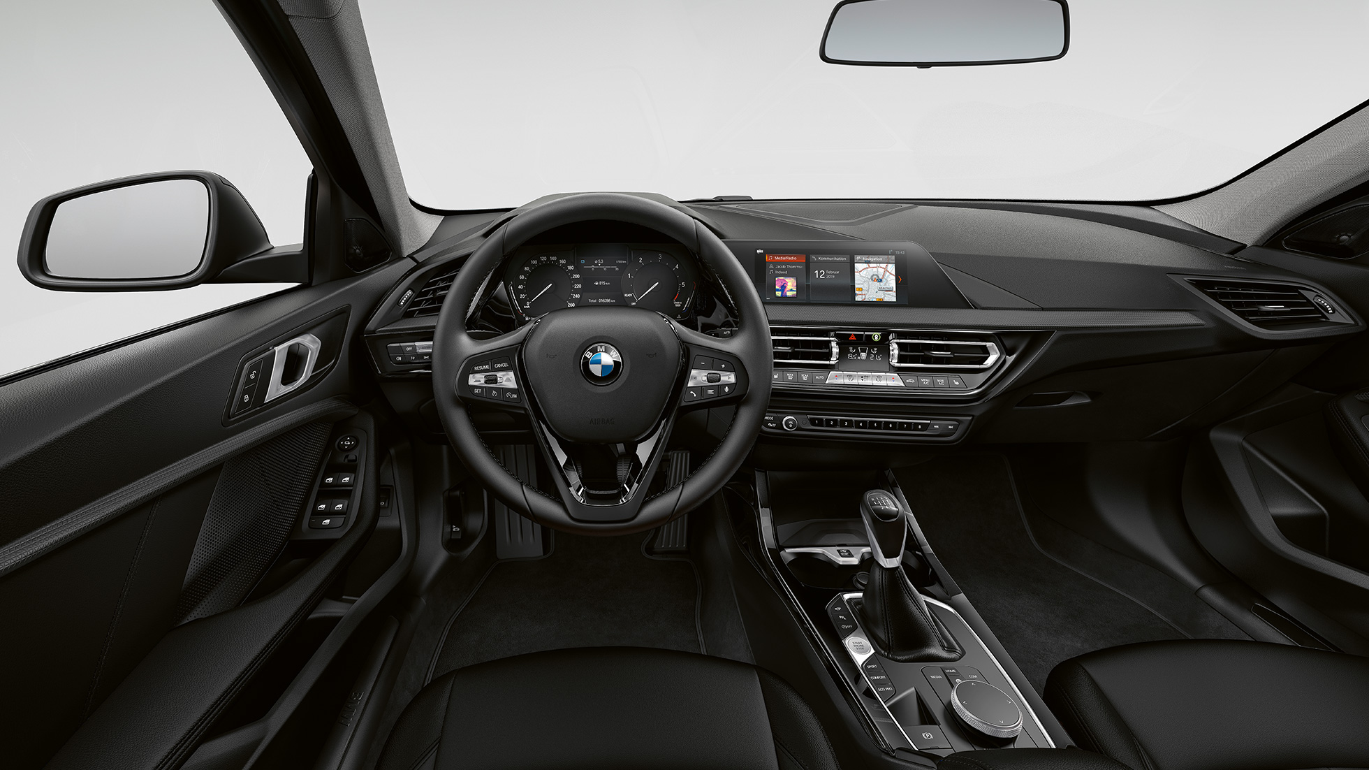 Kožni volan. BMW serije 1 Model Advantage, kabina sa kožnim volanom.