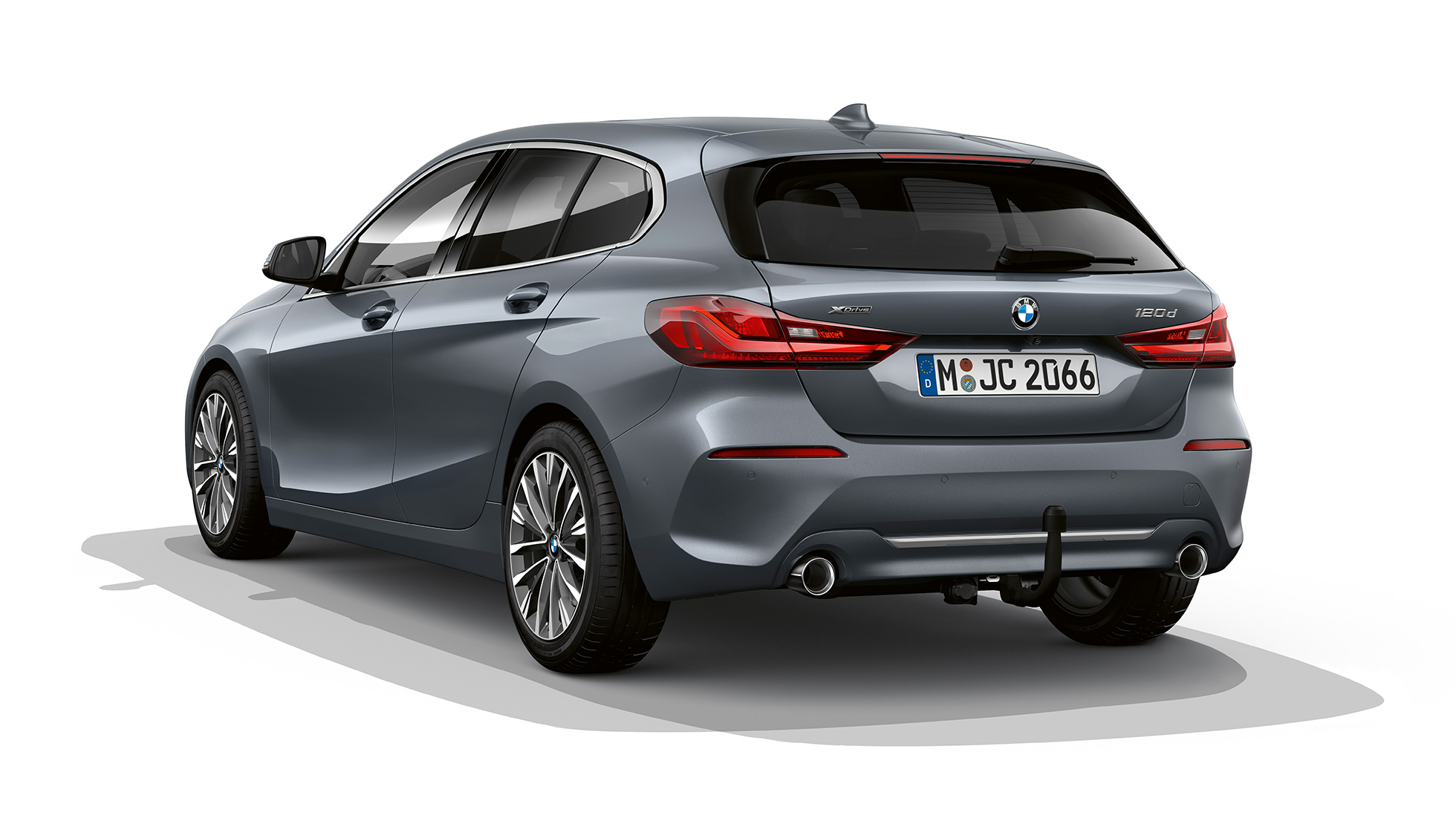 BMW serije 1 Model Luxury Line, tročetvrtinski pogled otpozadi. BMW serije 1 Model Luxury Line u boji Storm Bay metaliziranoj, studijski snimak tročetvrtinski otpozadi.