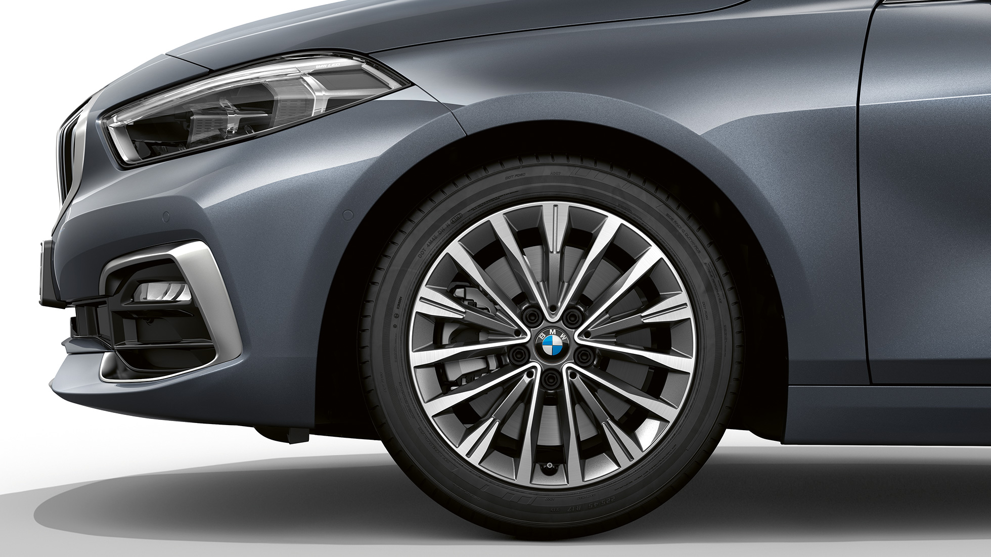 17" aluminijumski točak u Multispoke 547 stilu. BMW serije 1 Model Luxury Line u boji Storm Bay metaliziranoj, bočni pogled spreda sa 17' 'aluminijumskim točkom u Multispoke 547 stilu.