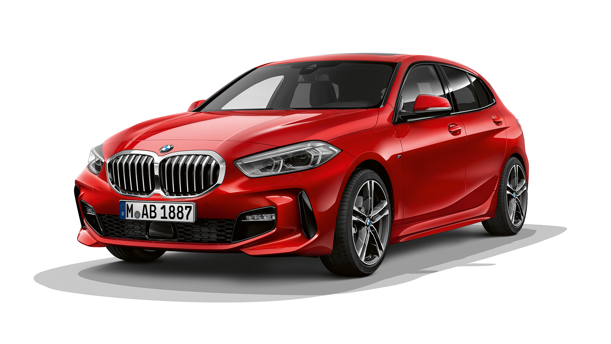 BMW serije 1 Model M Sport, tročetvrtinski pogled spreda. BMW serije 1 Model M Sport u boji Melbourne Red metaliziranoj, studijski snimak tročetvrtinski spreda.