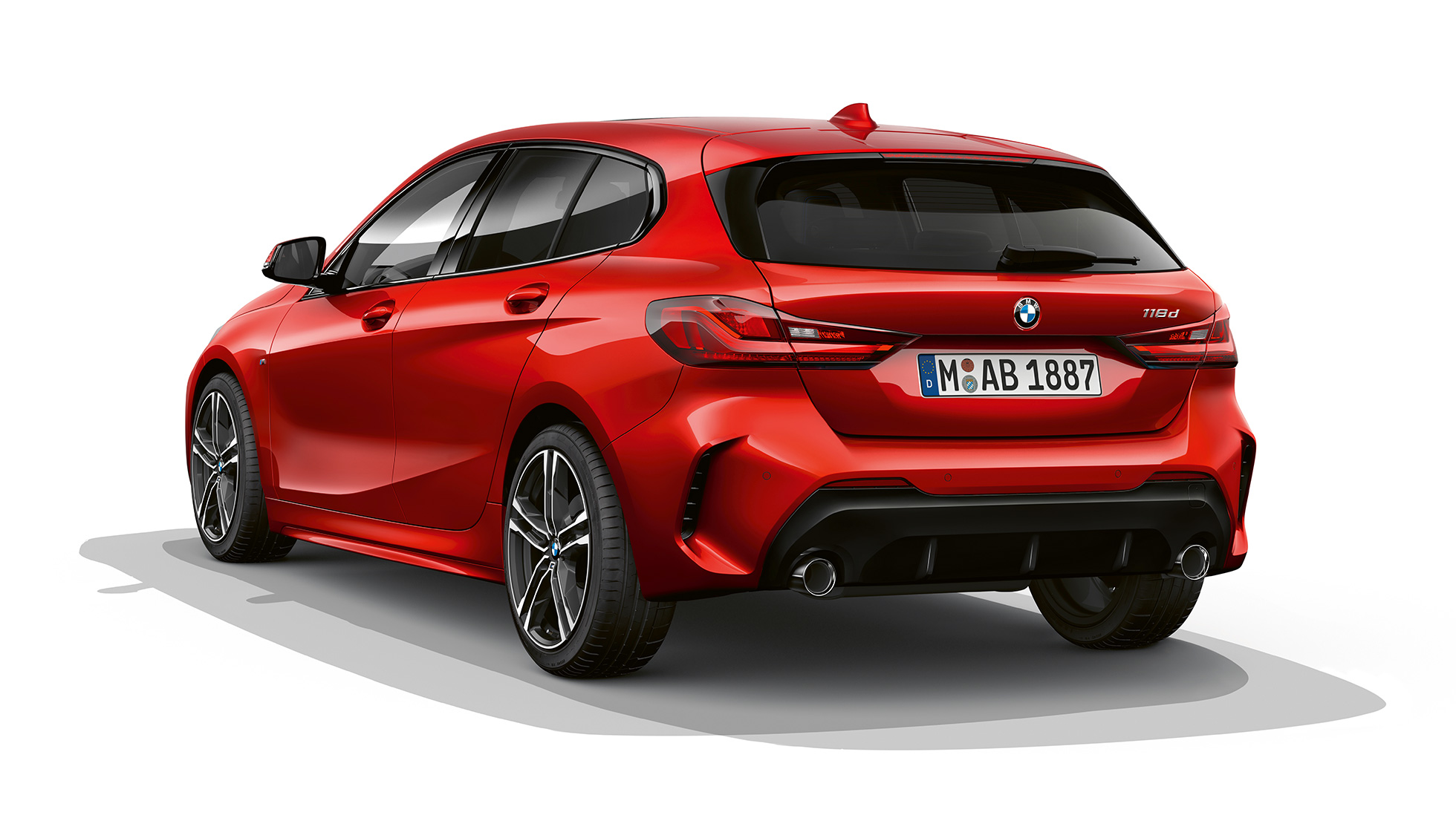 BMW serije 1 Model M Sport, tročetvrtinski pogled otpozadi. BMW serije 1 Model M Sport u boji Melbourne Red metaliziranoj, studijski snimak tročetvrtinski otpzadi.