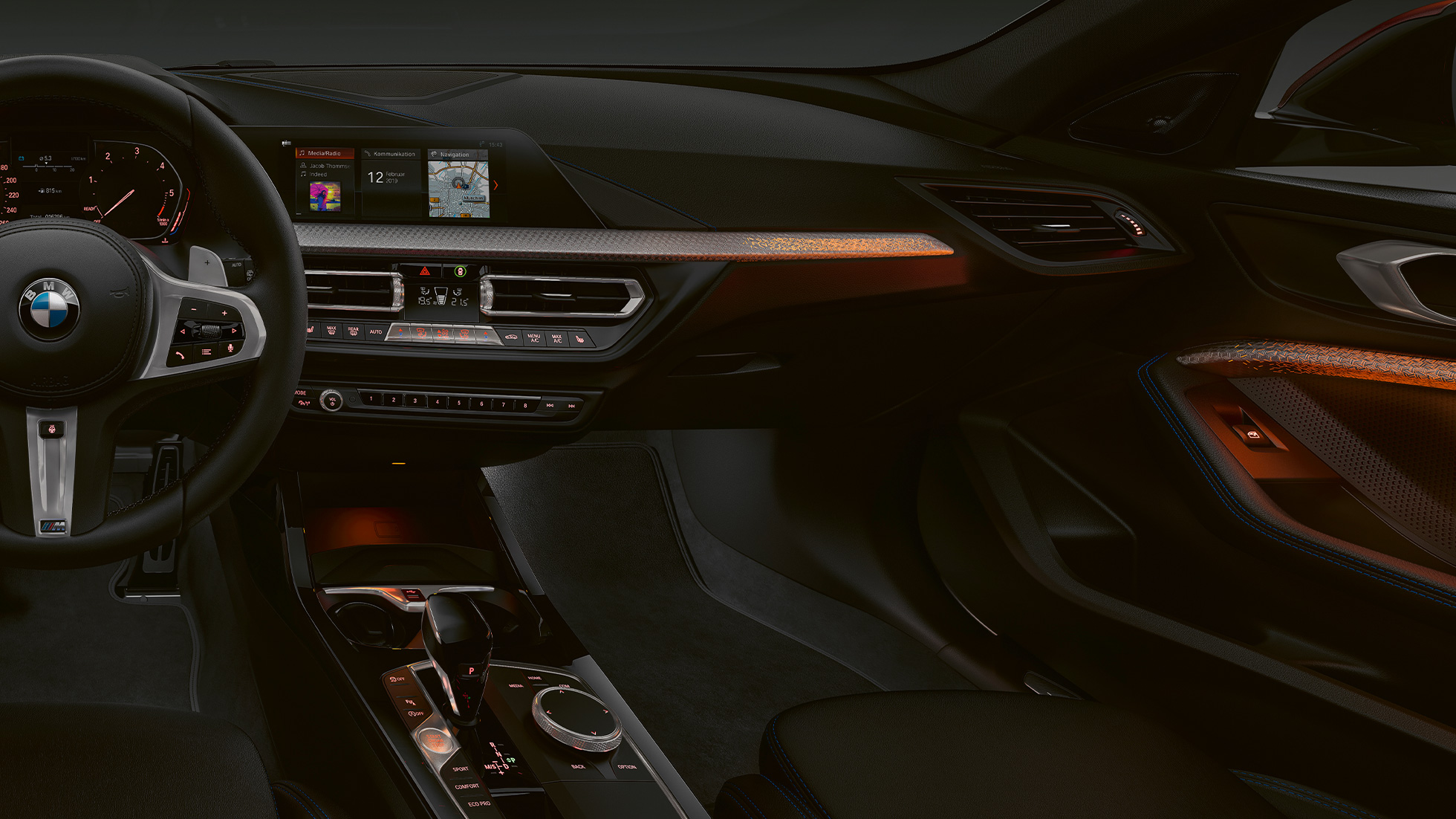 Završni elementi unutrašnjih ukrasnih lajsni „Illuminated Boston“. BMW serije 1 Model M Sport, završni elementi unutrašnjih ukrasnih lajsni „Illuminated Boston“.
