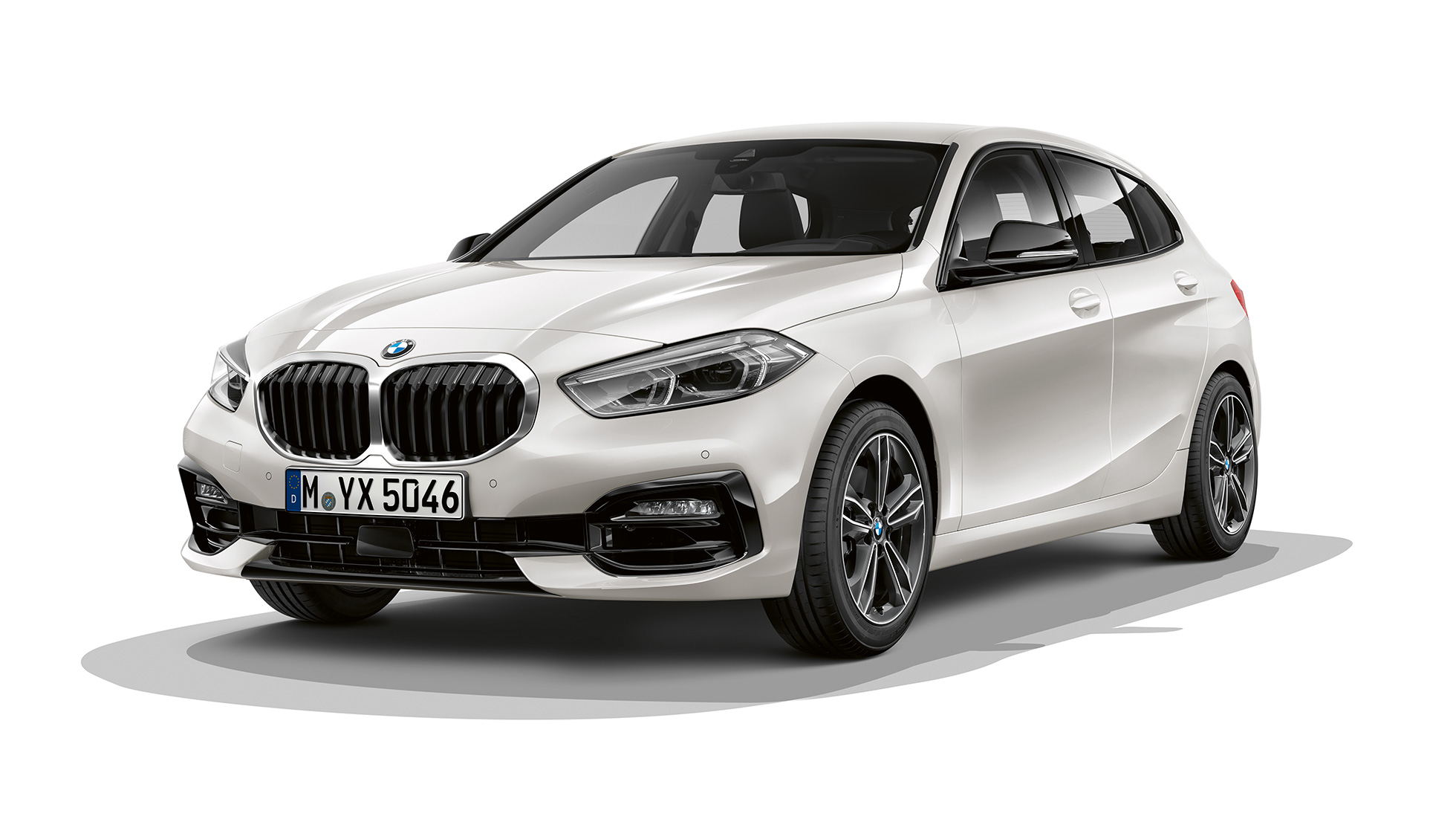 BMW serije 1 Model Sport Line, tročetvrtinski pogled spreda. BMW serije 1 Model Sport Line u boji Mineral White metaliziranoj, studijski snimak tročetvrtinski spreda.