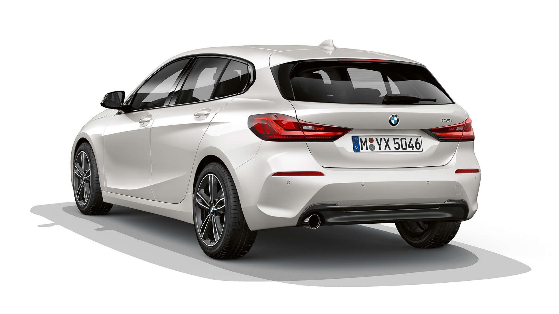 BMW serije 1 Model Sport Line, tročetvrtinski otpozadi. BMW serije 1 Model Sport Line u boji Mineral White metaliziranoj, studijski snimak tročetvrtinski otpozadi.