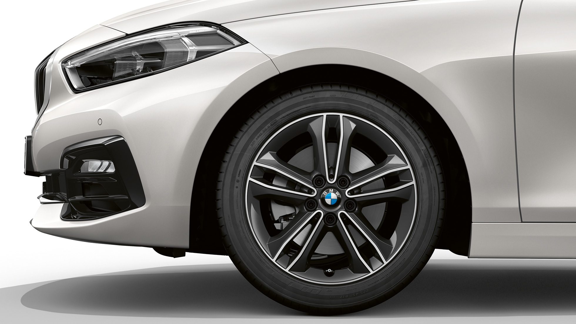 17" aluminijumski točak u Double-spoke 549 stilu. BMW serije 1 Model Sport Line u boji Mineral White metaliziranoj, bočni pogled spreda sa 17'' aluminijumskim točkom u Double-spoke 549 stilu.