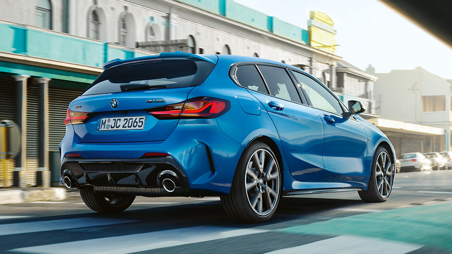 BMW Serija 1 F40, tročetvrtinski zadnji prikaz vozila u pokretu BMW Serija 1 F40 Misano plave metalik boje, tročetvrtinski zadnji prikaz vozila u pokretu
