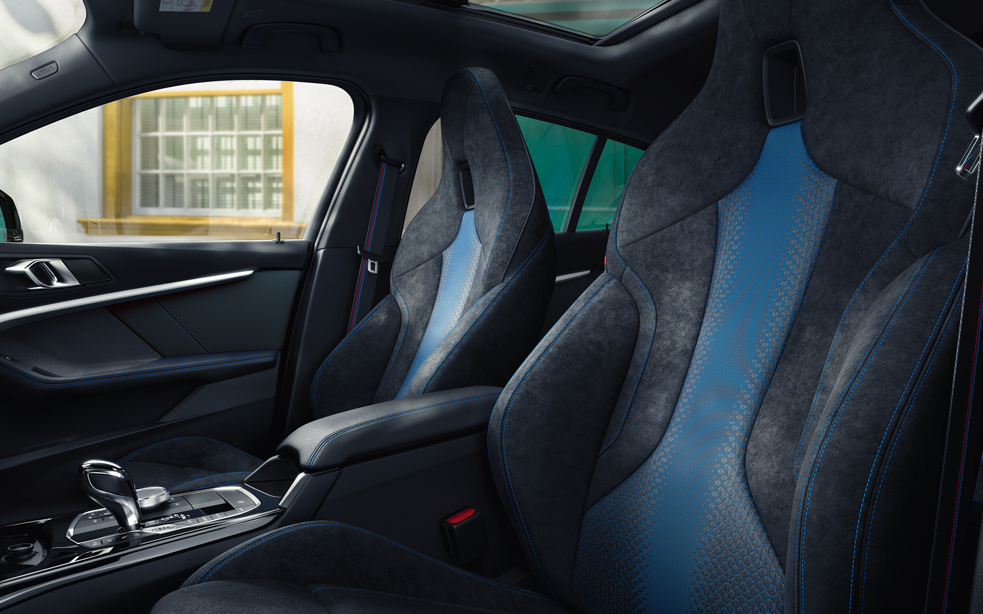 BMW Serija 1 F40 M Sportska sedišta Ergonomski oblikovana M sportska sedišta u BMW-u Seriji 1 F40 sa kontrastnim šavovima i integrisanim naslonom za glavu.
