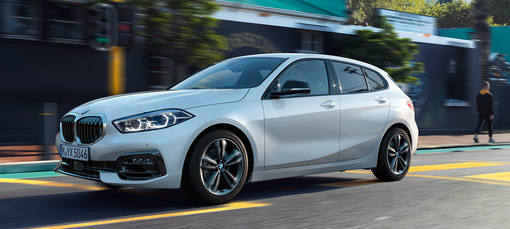 BMW Serija 1 F40 Model Sport Line, tročetvrtinski bočni prikaz BMW Serija 1 F40 Model Sport Line Mineral bele metalik boje, tročetvrtinski bočni prikaz prilikom vožnje