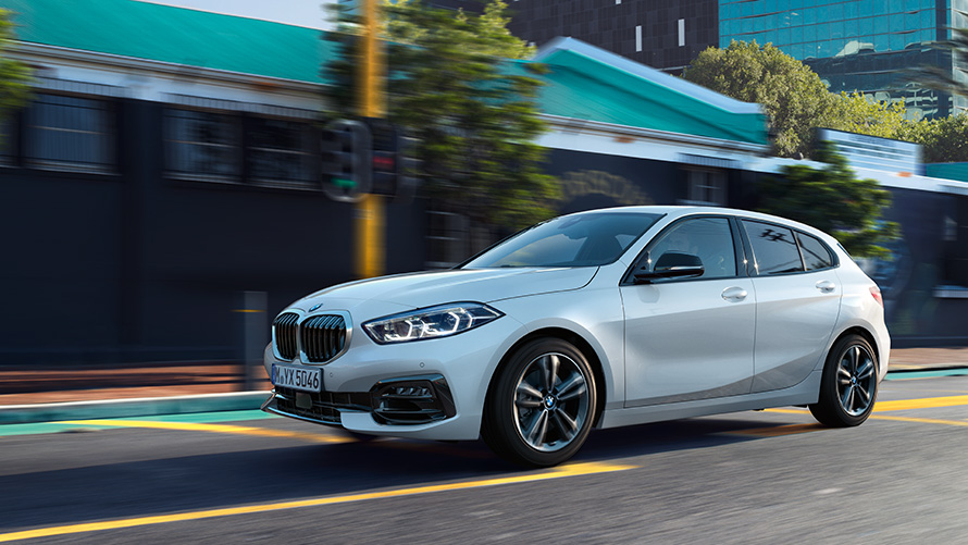 BMW Serije 1 (F40) Tročetvrtinki bočni prikaz vozila tokom vožnje u urbanoj sredini BMW Serije 1 (F40) Tročetvrtinki bočni prikaz vozila tokom vožnje u urbanoj sredini