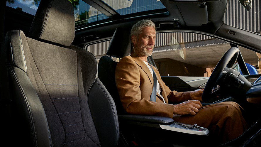 BMW Serija 2 Active Tourer s mild hibrid tehnologijom U06 2021 BMW Serija 2 Active Tourer s mild hibrid tehnologijom U06 2021 kokpit sa osobom iza volana