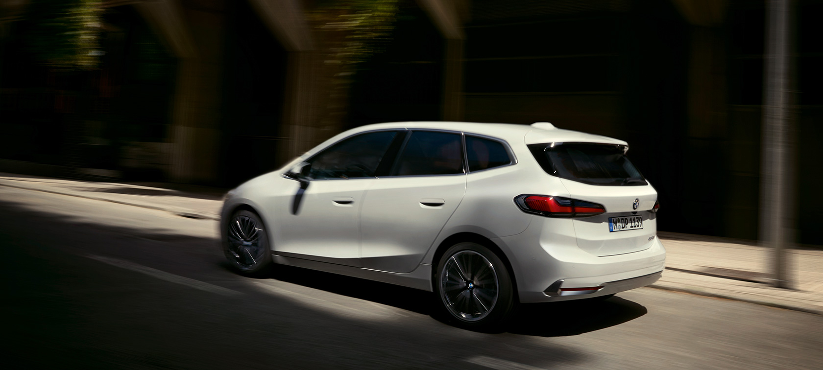 BMW Serija 2 Active Tourer U06 2021 tročetvrtinski prednji prikaz prilikom vožnje BMW Serija 2 Active Tourer U06 2021 Mineral bela metalik boja tročetvrtinski prednji prikaz prilikom vožnje