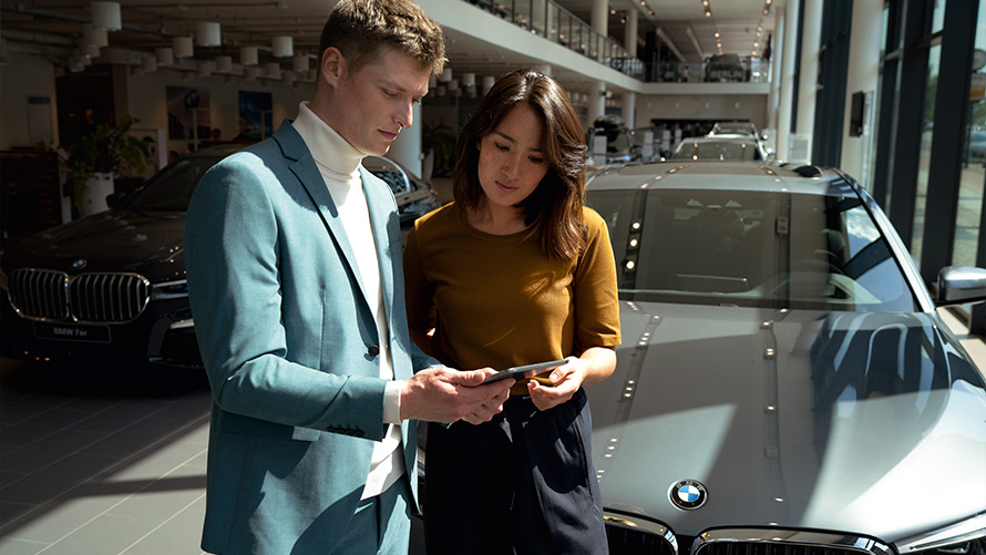 Zaposleni u BMW-ov servisu razgovora sa klijentom Zaposleni u BMW-ov servisu razgovora sa klijentom