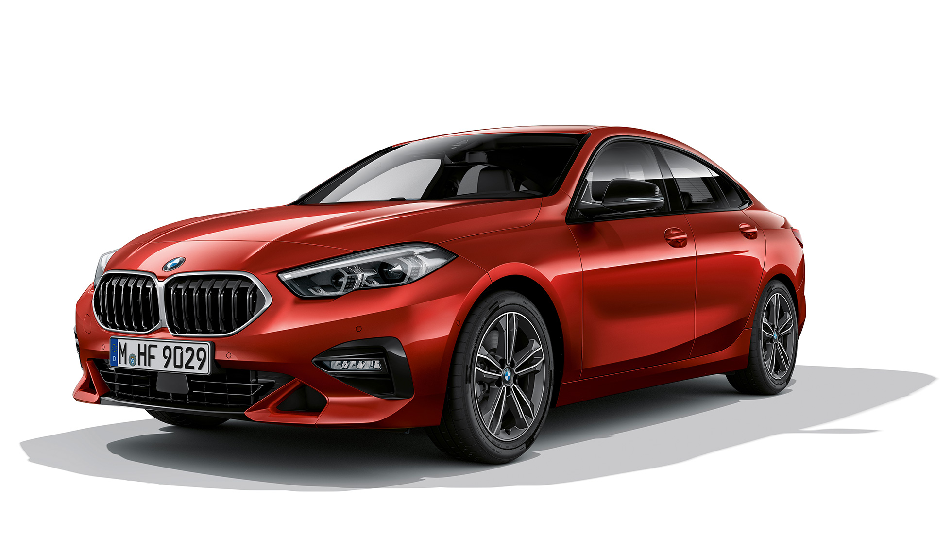 BMW prednja rešetka BMW Serije 2 Gran Coupé Model Sport Line BMW prednja rešetka sa okvirom u hromu BMW Serije 2 Gran Coupé Model Sport Line Melbourne Red F44 tročetvrtinski pogled sa strane