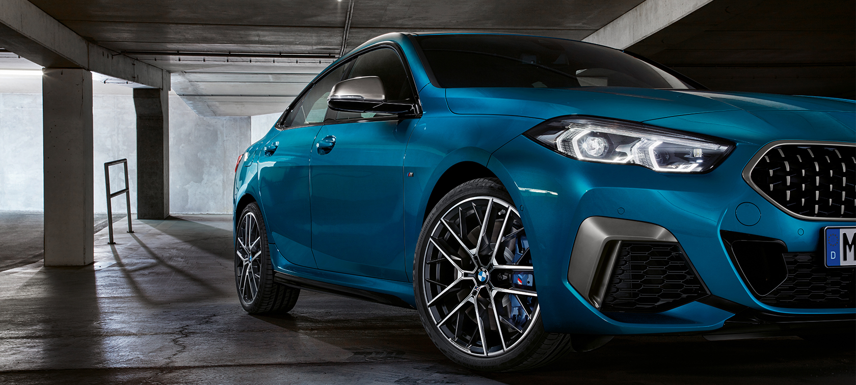 BMW Serije 2 Gran Coupé tročetvrtinski pogled spreda BMW Serije 2 Gran Coupé Snapper Rocks Blue metalizirana F44 tročetvrtinski pogled spreda