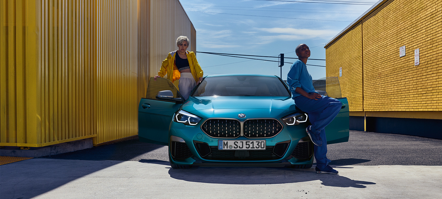 BMW Serije 2 Gran Coupé pogled spreda sa otvorenim prednjim vratima BMW Serije 2 Gran Coupé Snapper Rocks Blue metalizirana F44 pogled spreda sa otvorenim prednjim vratima