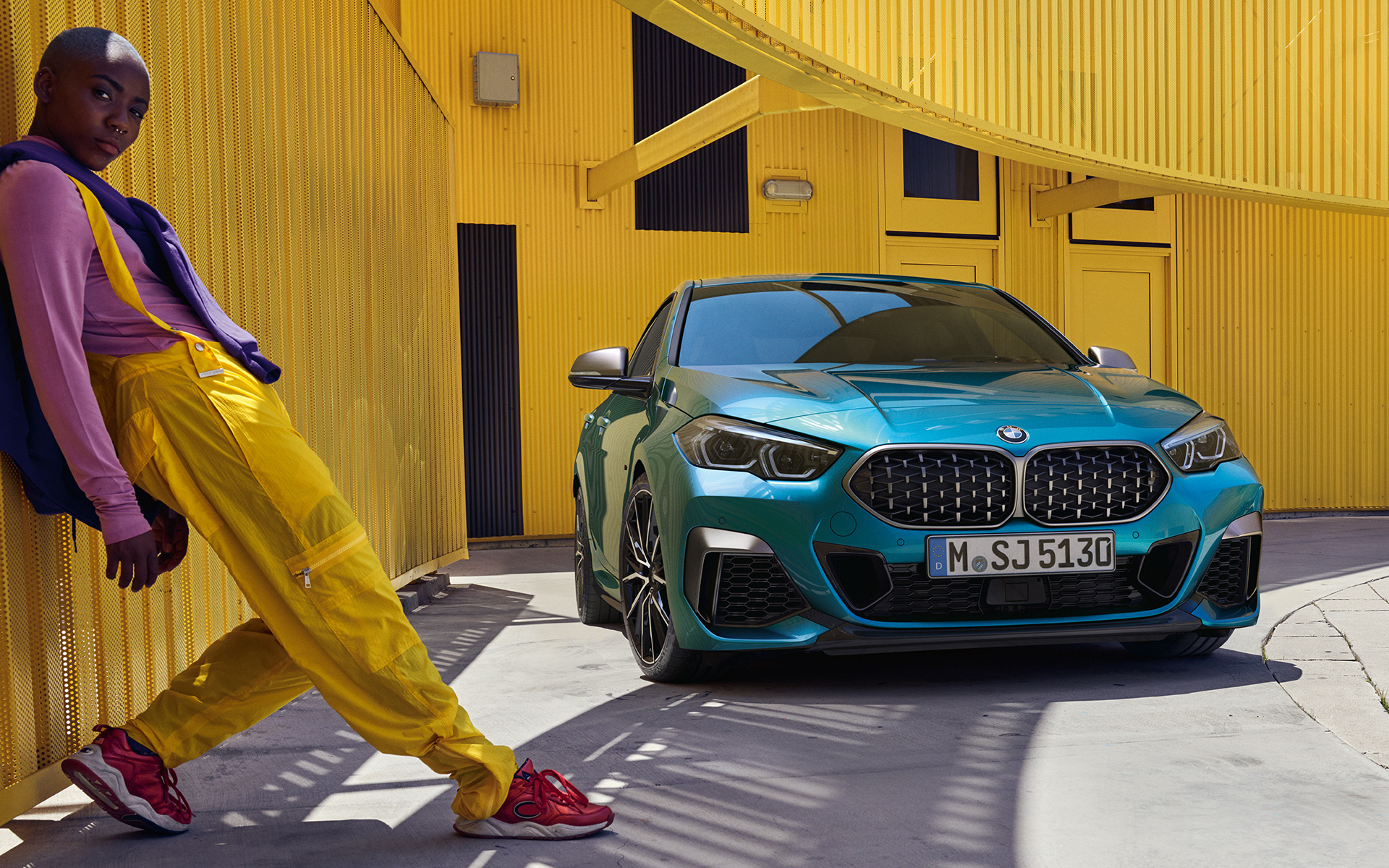 Prednji deo modela BMW Serija 2 Gran Coupé F44 BMW Serija 2 Gran Coupé F44 s dvostrukom prednjom rešetkom mrežastog dizajna Snapper Rocks plave metalik boje tročetvrtinski prednji prikaz