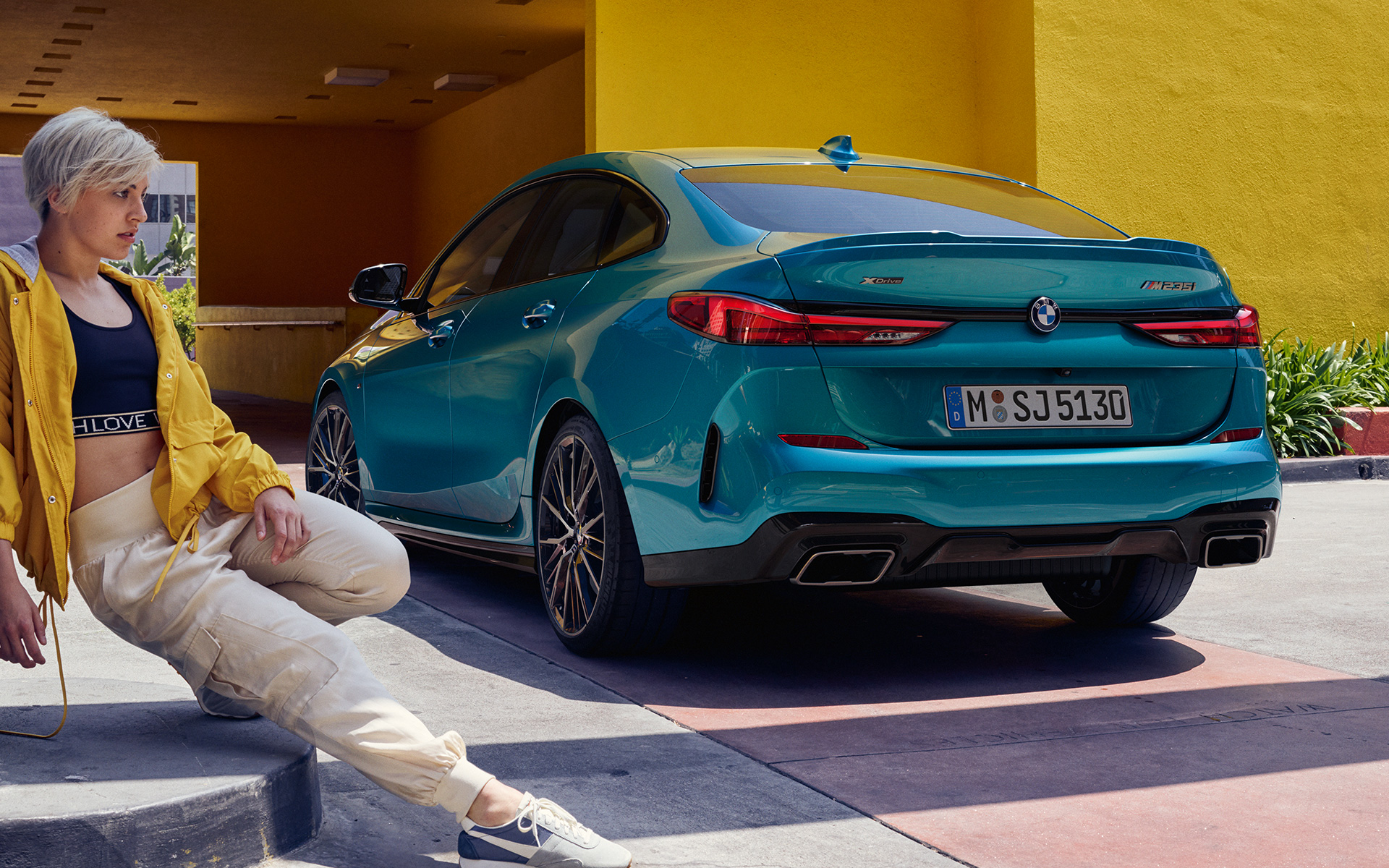 Snažan zadnji deo vozila BMW Serija 2 Gran Coupé F44 Snažan zadnji deo vozila BMW Serija 2 Gran Coupé F44 Snapper Rocks plave metalik boje, tročetvrtinski bočni prikaz